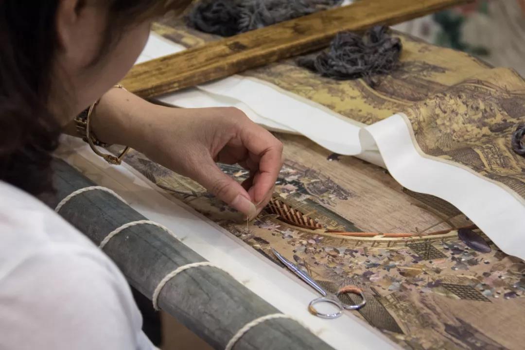 何以中国&middot;运载千秋丨89岁“绣娘”“汴”出《清明上河图》