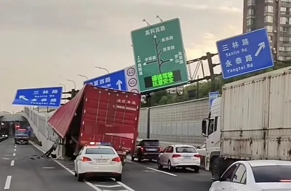 事发上海!集卡撞上隔音墙,龙门架“眼看要倒下”…… 事发上海!集卡撞上隔音墙,龙门架“眼看要倒下”……