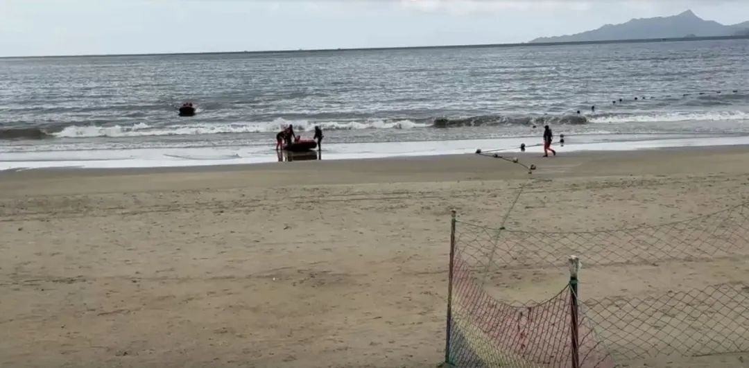 3人被海浪卷走，1人死亡1人失踪