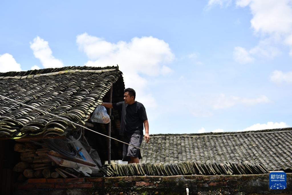 沅江边，小船驶向“孤村”