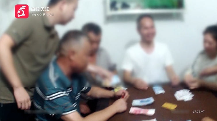 一居民楼内多人聚集，竟然在干这件事！警方突击“一锅端”