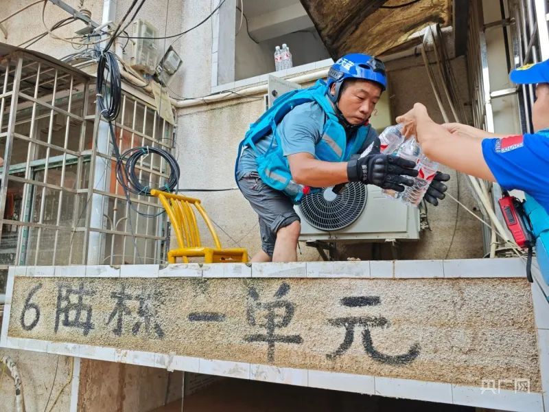 “老人被困、停电缺水”……直击湖南平江洪水围城救援现场