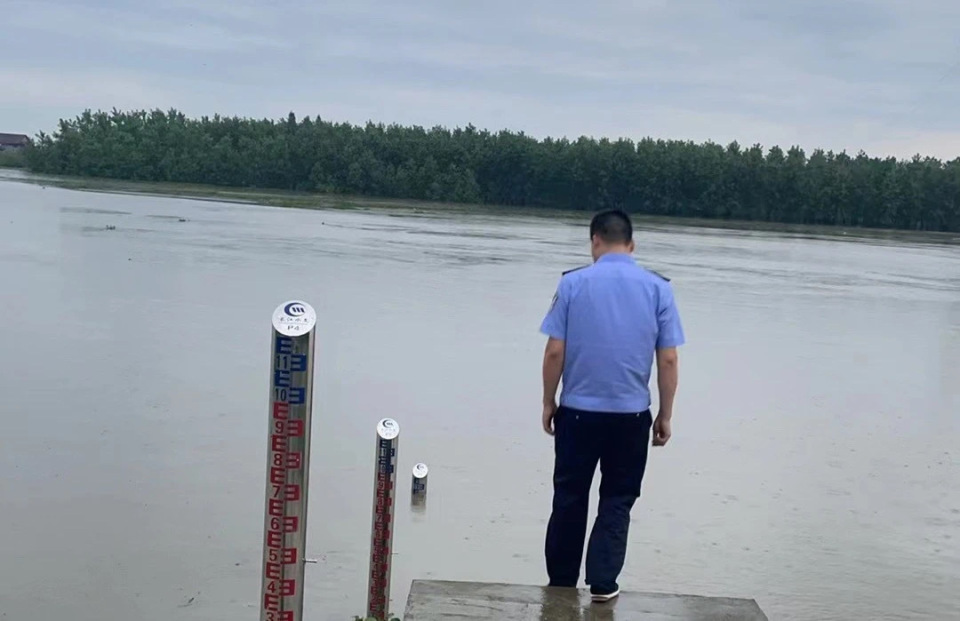 猖狂!益阳一防汛人员车辆被恶意拦停后遭两男子无故殴打,结局令人舒适 猖狂!益阳一防汛人员车辆被恶意拦停后遭两男子无故殴打,结局令人舒适