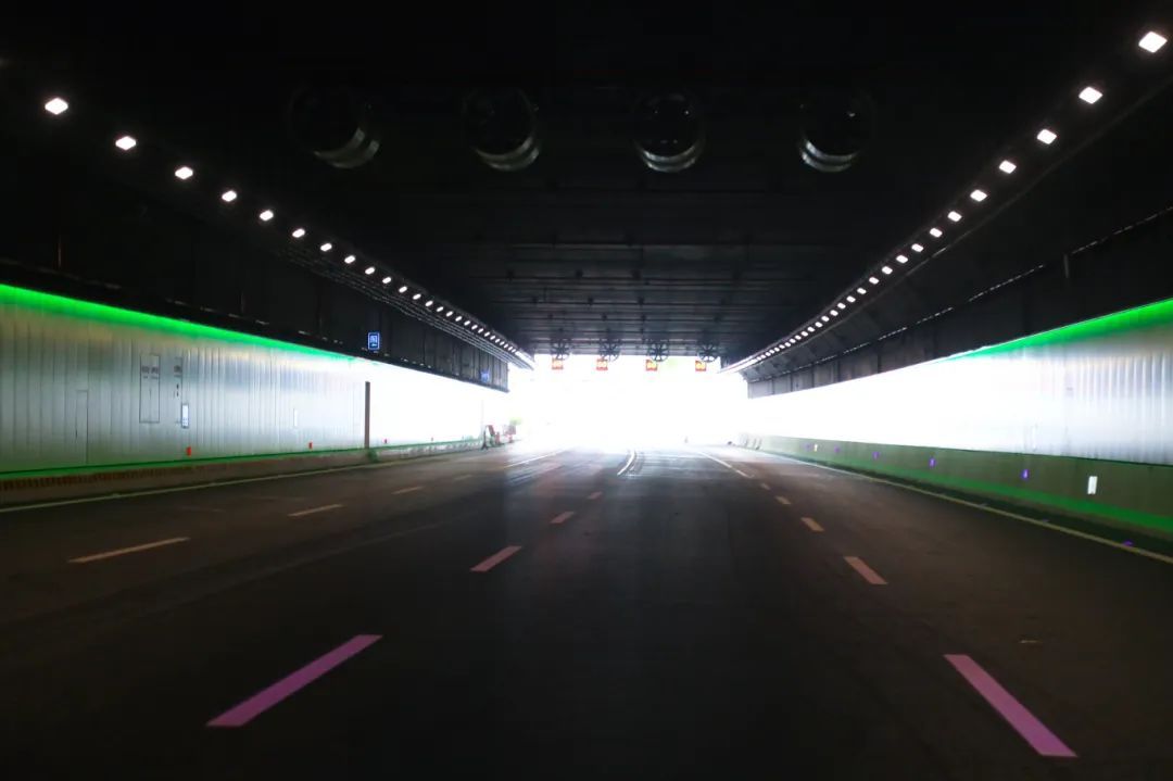 深中通道应急车道违停喝咖啡，后续来了→