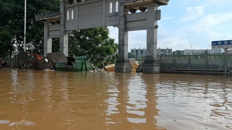 “老人被困、停电缺水”……直击湖南平江洪水围城救援现场