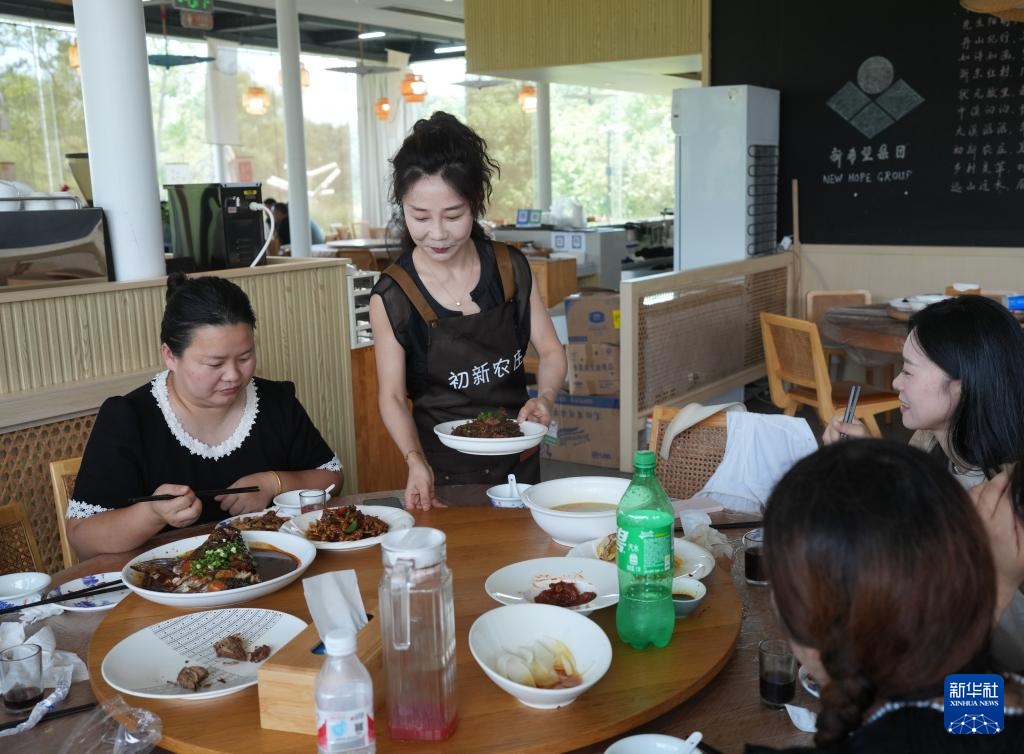 浙江余姚:荷花映日开 美景引客来 浙江余姚:荷花映日开 美景引客来