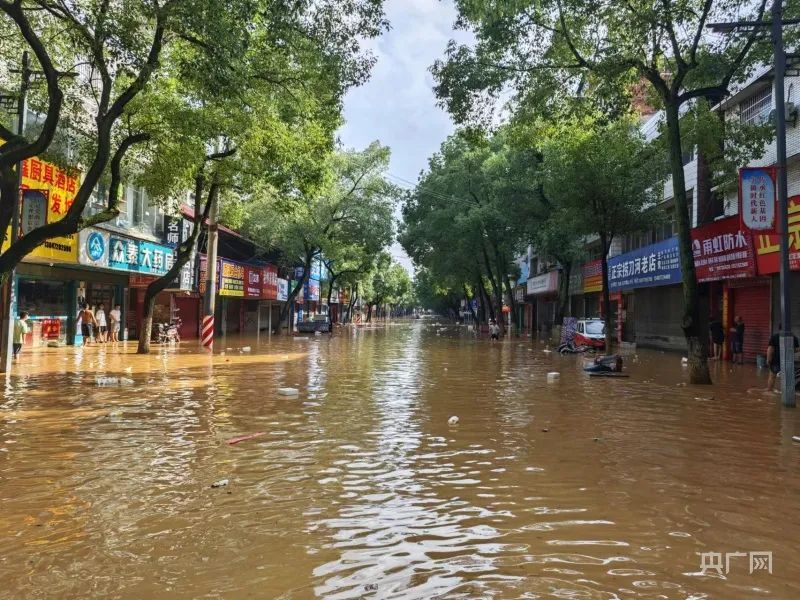 “老人被困、停电缺水”……直击湖南平江洪水围城救援现场