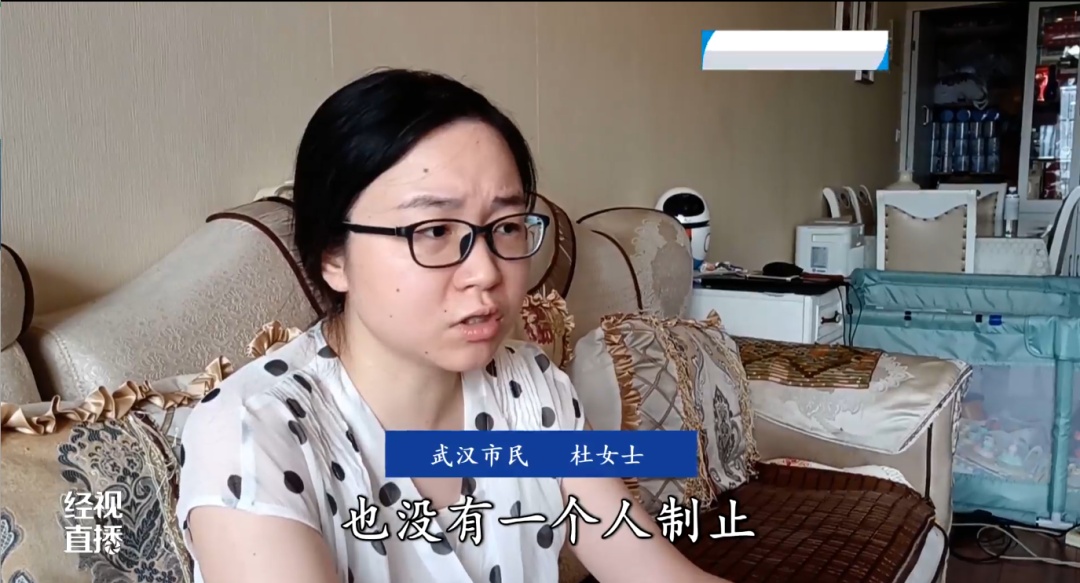 太危险了!商场内妈妈和宝宝一起摔下去 很多家长都喜欢这样做 太危险了!商场内妈妈和宝宝一起摔下去 很多家长都喜欢这样做