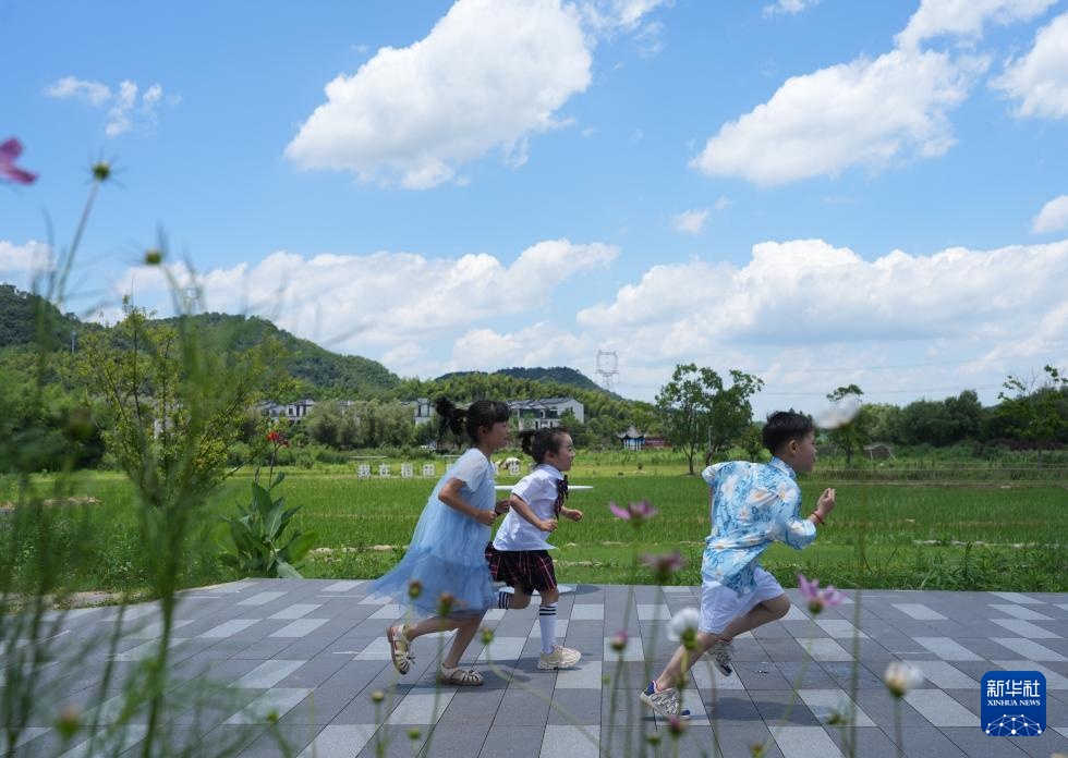 浙江余姚:荷花映日开 美景引客来 浙江余姚:荷花映日开 美景引客来
