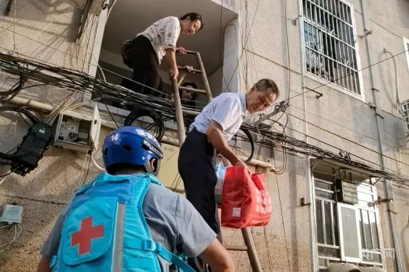 “老人被困、停电缺水”……直击湖南平江洪水围城救援现场