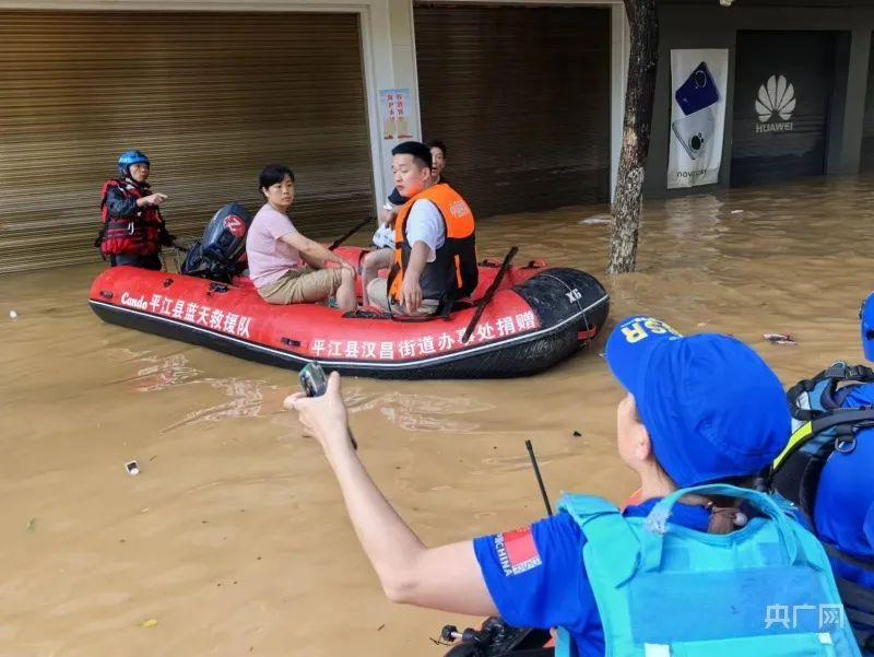 “老人被困、停电缺水”……直击湖南平江洪水围城救援现场