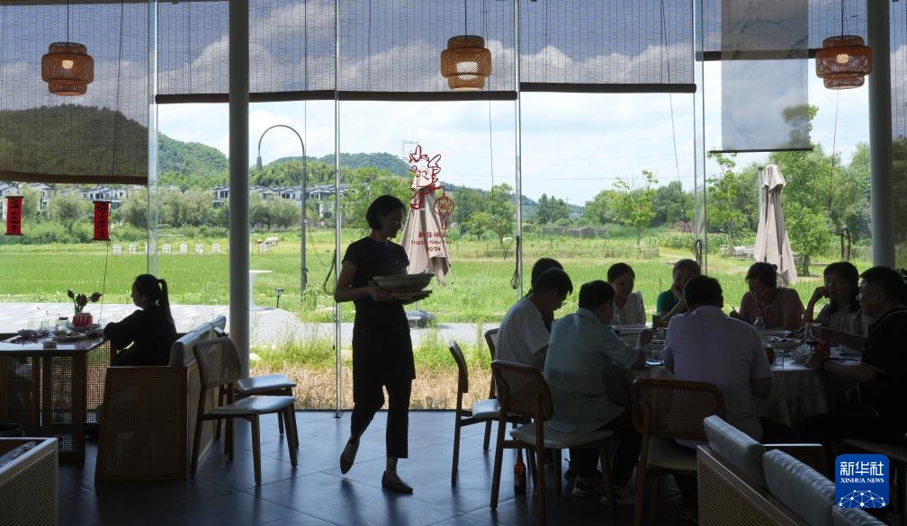 浙江余姚:荷花映日开 美景引客来 浙江余姚:荷花映日开 美景引客来
