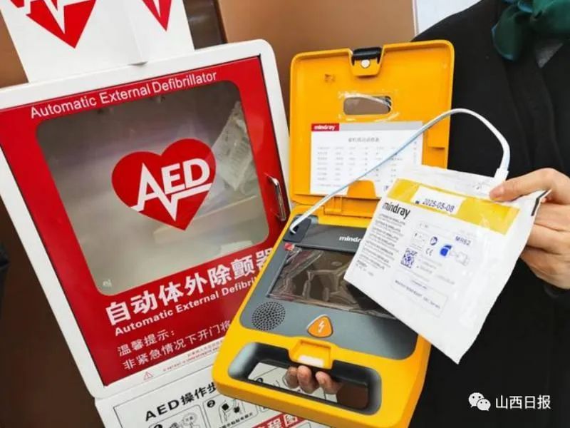 救命神器就在身边!人人都应学会使用AED(附使用指南图解) 救命神器就在身边!人人都应学会使用AED(附使用指南图解)