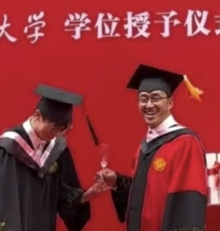 又整活了！毕业典礼上的“显眼包”可真多啊