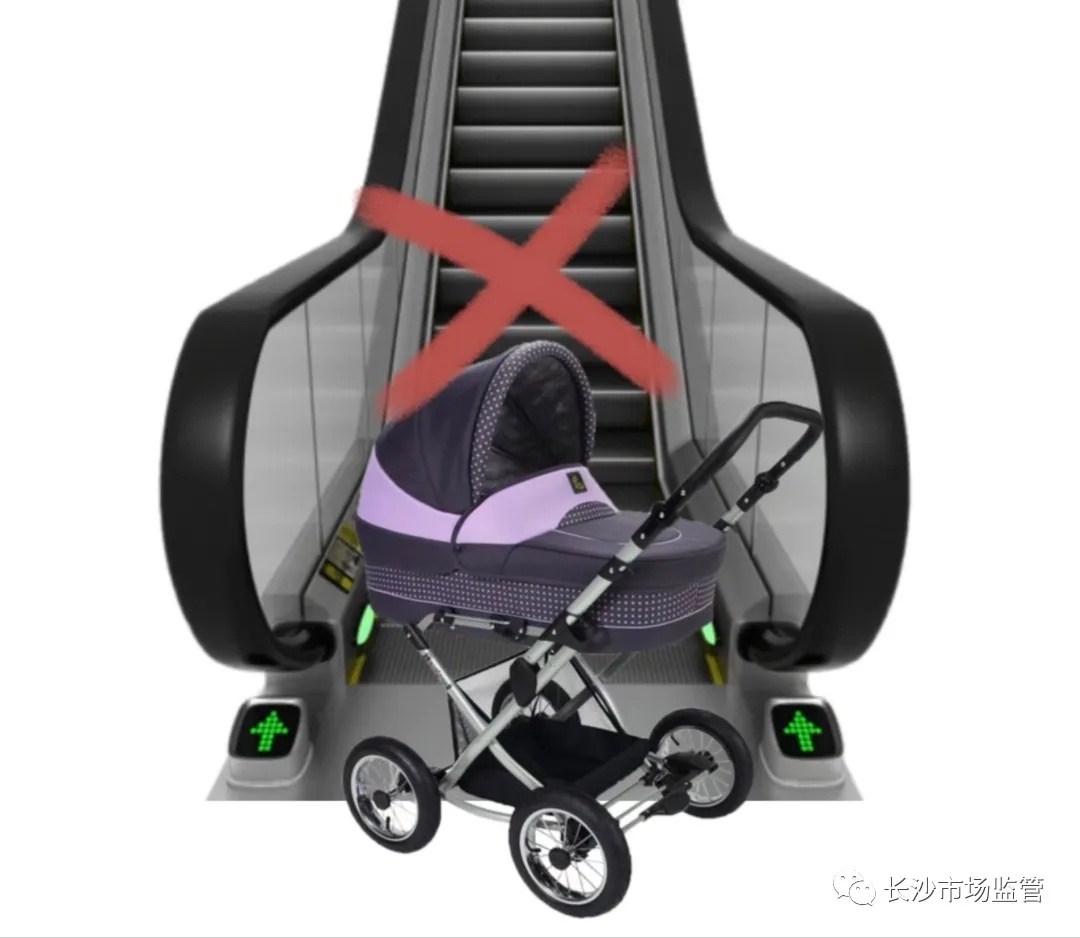 太危险了!商场内妈妈和宝宝一起摔下去 很多家长都喜欢这样做 太危险了!商场内妈妈和宝宝一起摔下去 很多家长都喜欢这样做