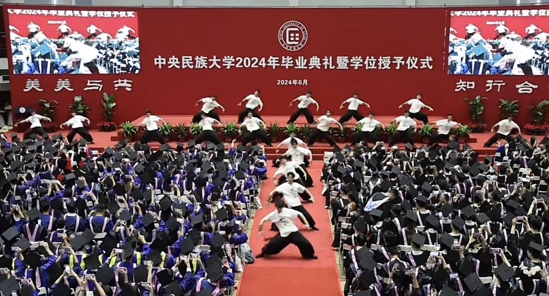 又整活了！毕业典礼上的“显眼包”可真多啊