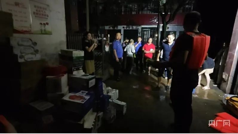 “老人被困、停电缺水”……直击湖南平江洪水围城救援现场