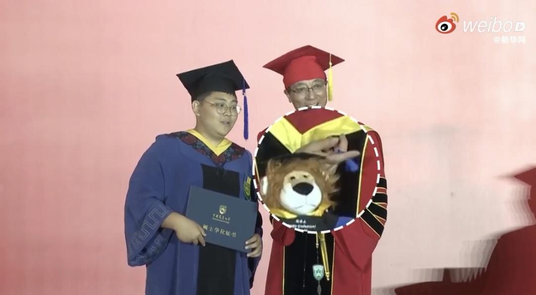 又整活了！毕业典礼上的“显眼包”可真多啊