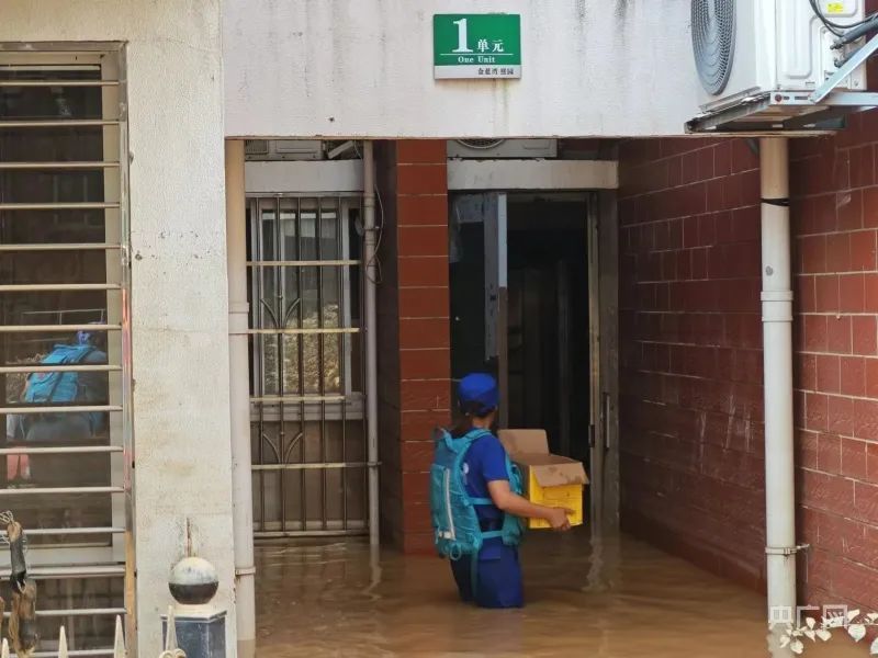 “老人被困、停电缺水”……直击湖南平江洪水围城救援现场