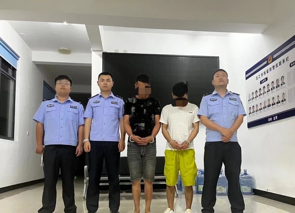 猖狂!益阳一防汛人员车辆被恶意拦停后遭两男子无故殴打,结局令人舒适 猖狂!益阳一防汛人员车辆被恶意拦停后遭两男子无故殴打,结局令人舒适