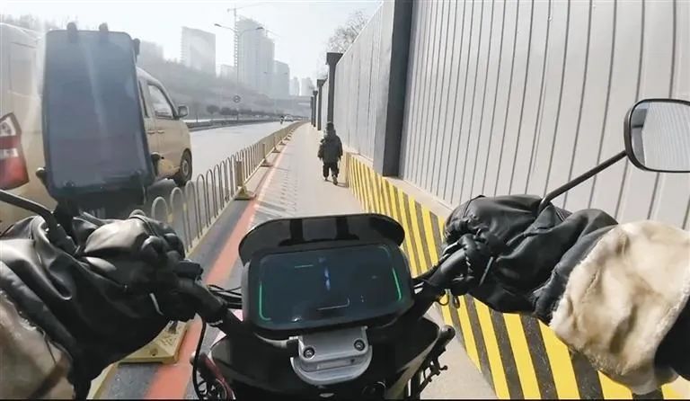 外卖小哥只是送外卖？想简单了，他们会的还很多！