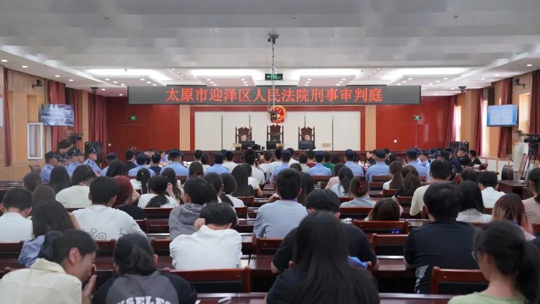 20名在校大学生买卖国家机关证件出庭受审，百余人旁听！