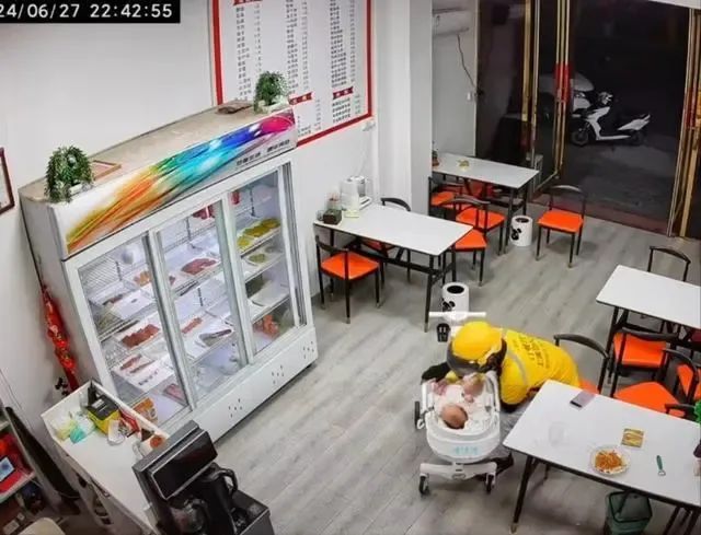 外卖小哥只是送外卖？想简单了，他们会的还很多！