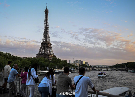 奥运五环闪耀埃菲尔铁塔