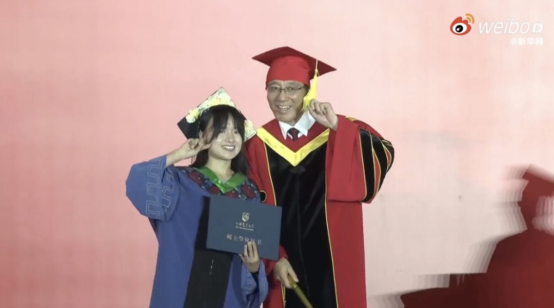 又整活了！毕业典礼上的“显眼包”可真多啊