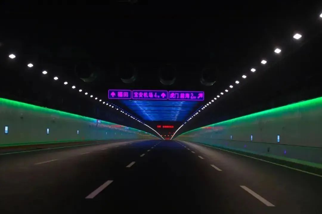 在深中通道违停喝饮料拍照，处罚来了！