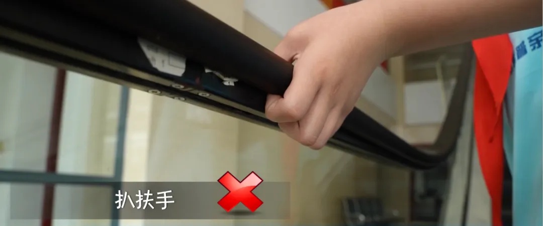 因为这个动作，5岁男孩的脚被扶梯死死卡住！家长注意