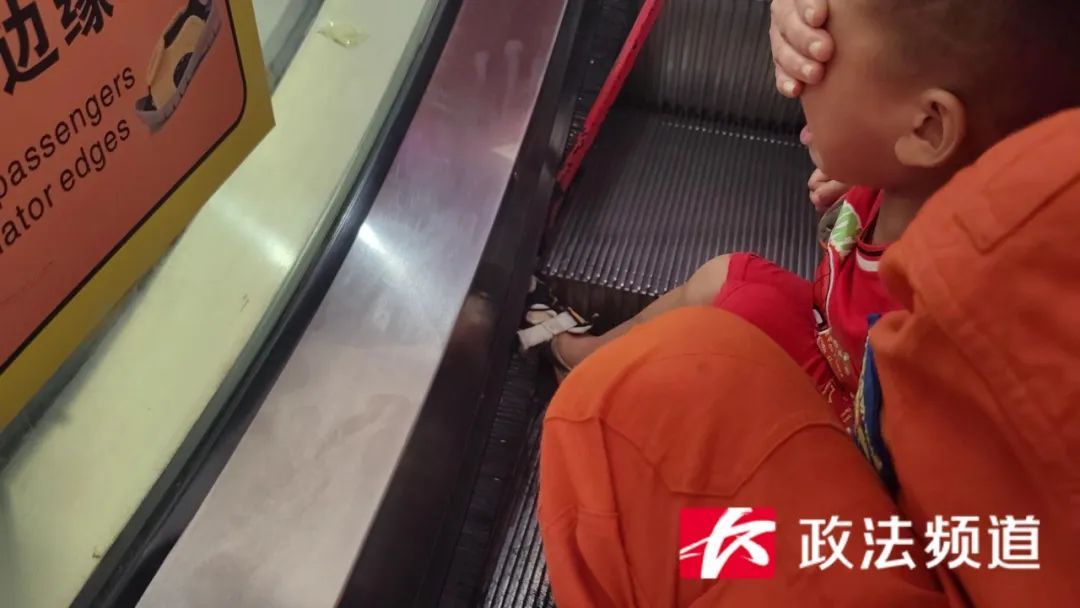 因为这个动作，5岁男孩的脚被扶梯死死卡住！家长注意