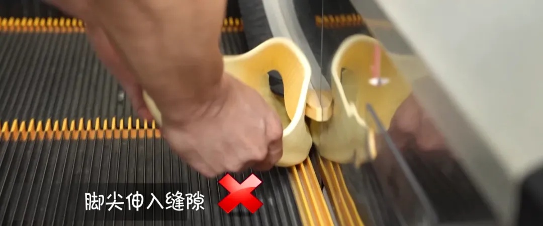 因为这个动作，5岁男孩的脚被扶梯死死卡住！家长注意