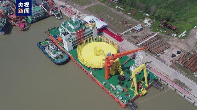 新“装备 ”+1 全国最大海缆施工船在江苏南通海门交付