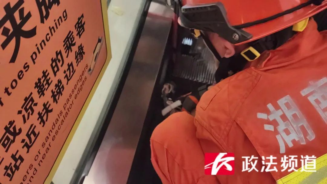 因为这个动作，5岁男孩的脚被扶梯死死卡住！家长注意