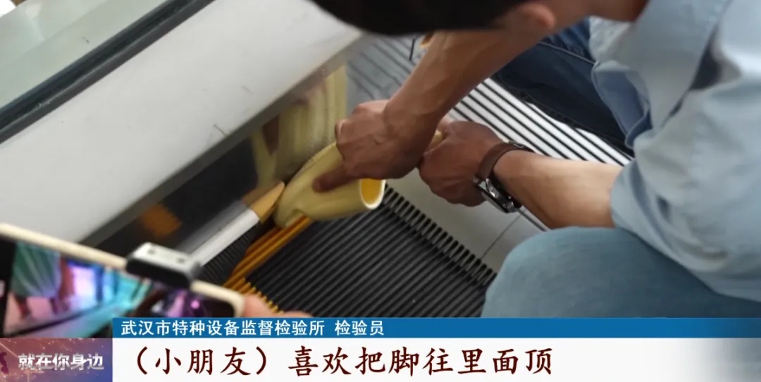 因为这个动作，5岁男孩的脚被扶梯死死卡住！家长注意