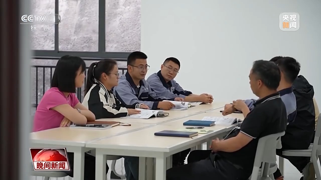 和汽车维修“较劲”!从高考落榜到为人师表的汽修专家 和汽车维修“较劲”!从高考落榜到为人师表的汽修专家