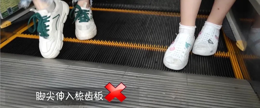 因为这个动作，5岁男孩的脚被扶梯死死卡住！家长注意