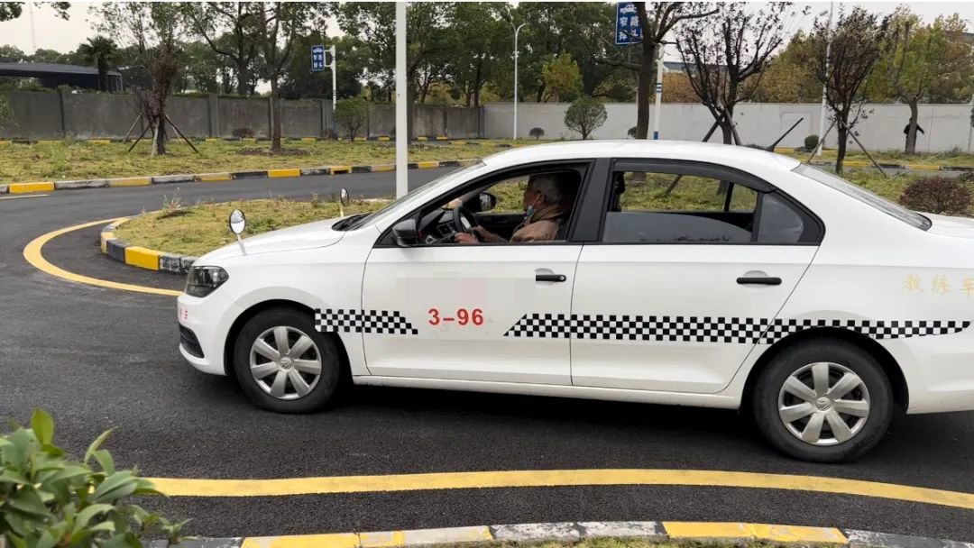 上海96岁老阿伯放弃考驾照，此前已通过科目一，最新原因透露→