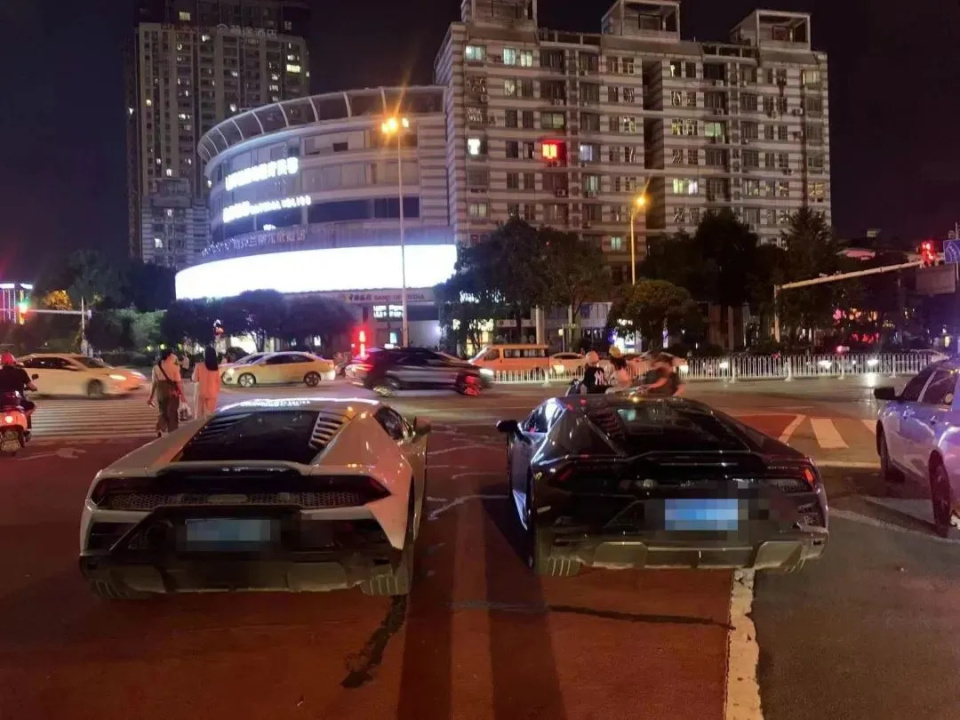 巧了！长沙一黑一白两台兰博基尼“炸街”被查，车同型号驾驶人同姓