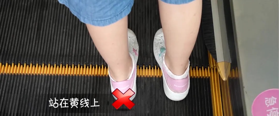 因为这个动作，5岁男孩的脚被扶梯死死卡住！家长注意
