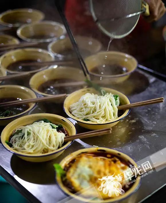 “渝味”+“宇胃”=“余味” 究竟是什么让董宇辉这样念念不忘
