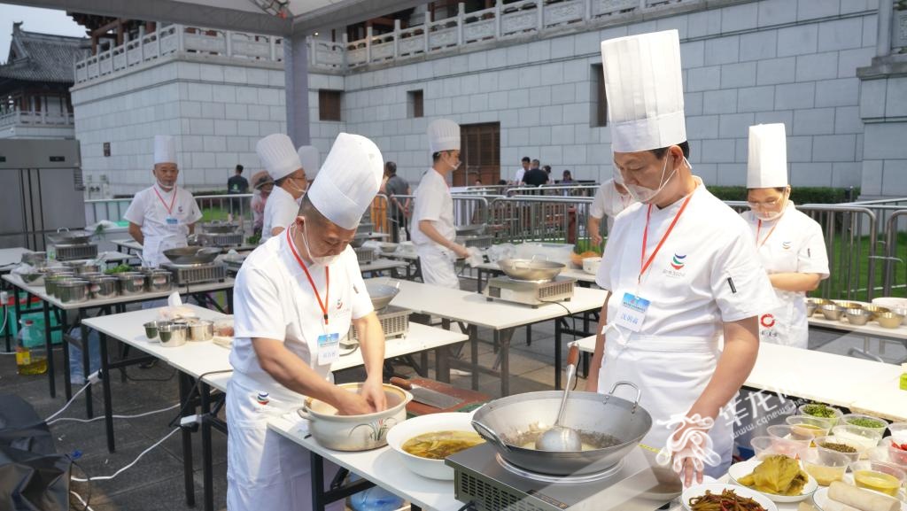 “渝味”+“宇胃”=“余味” 究竟是什么让董宇辉这样念念不忘