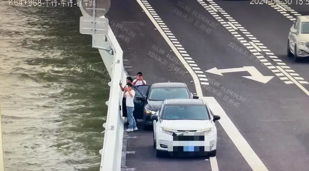 在深中通道违停喝饮料拍照，处罚来了！