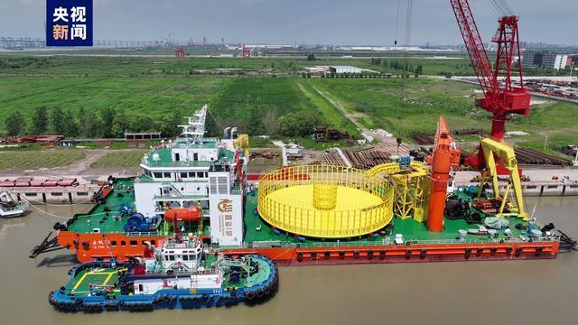 新“装备 ”+1 全国最大海缆施工船在江苏南通海门交付