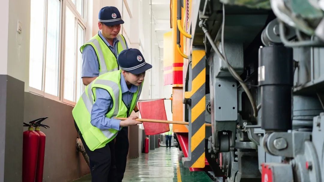 “00后”萌妹子爱上开火车！