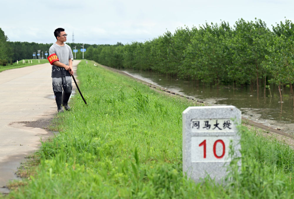 他的两场“毕业典礼”，都在大堤上进行