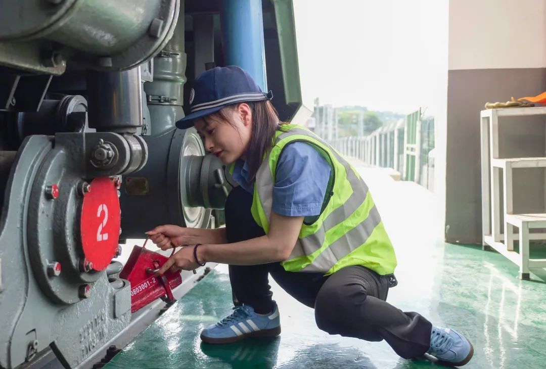 “00后”萌妹子爱上开火车！