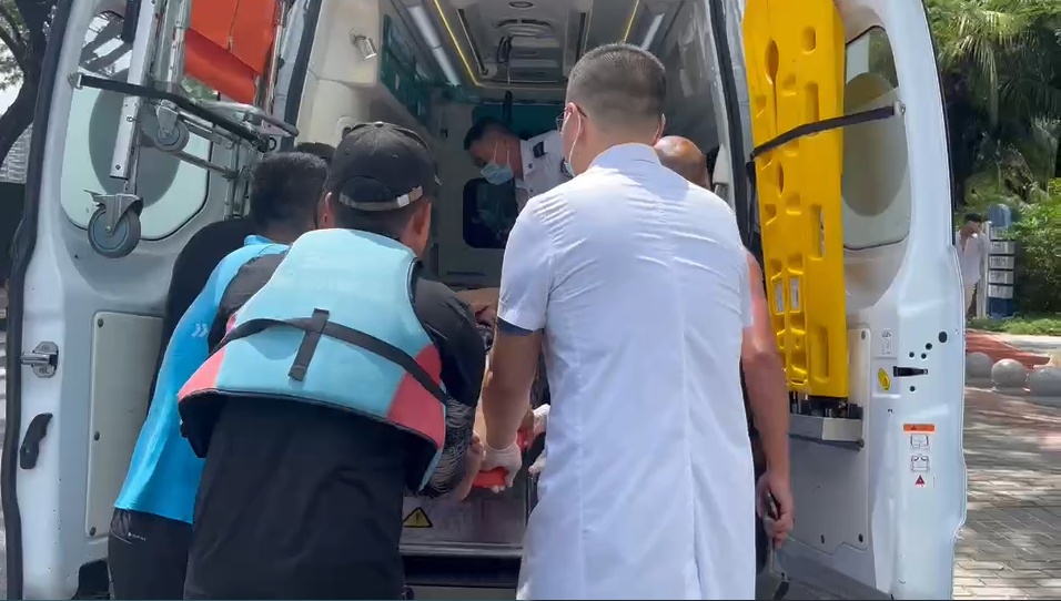 紧急救援！三亚湾2名游客溺水