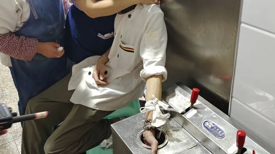 仅一瞬间，21岁的他4根手指被绞断